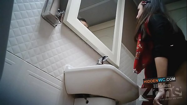 Posnetki skritih kamer v ženskem stranišču (1)