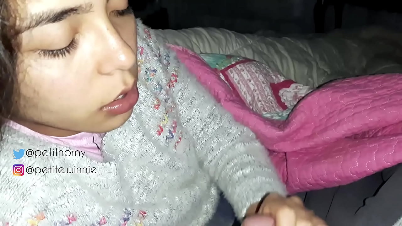 POGOLTNEM VSE MOŽEVO MLEKO, KI SE JE NABRALO - POKAŽE JEZIK S SPERMO