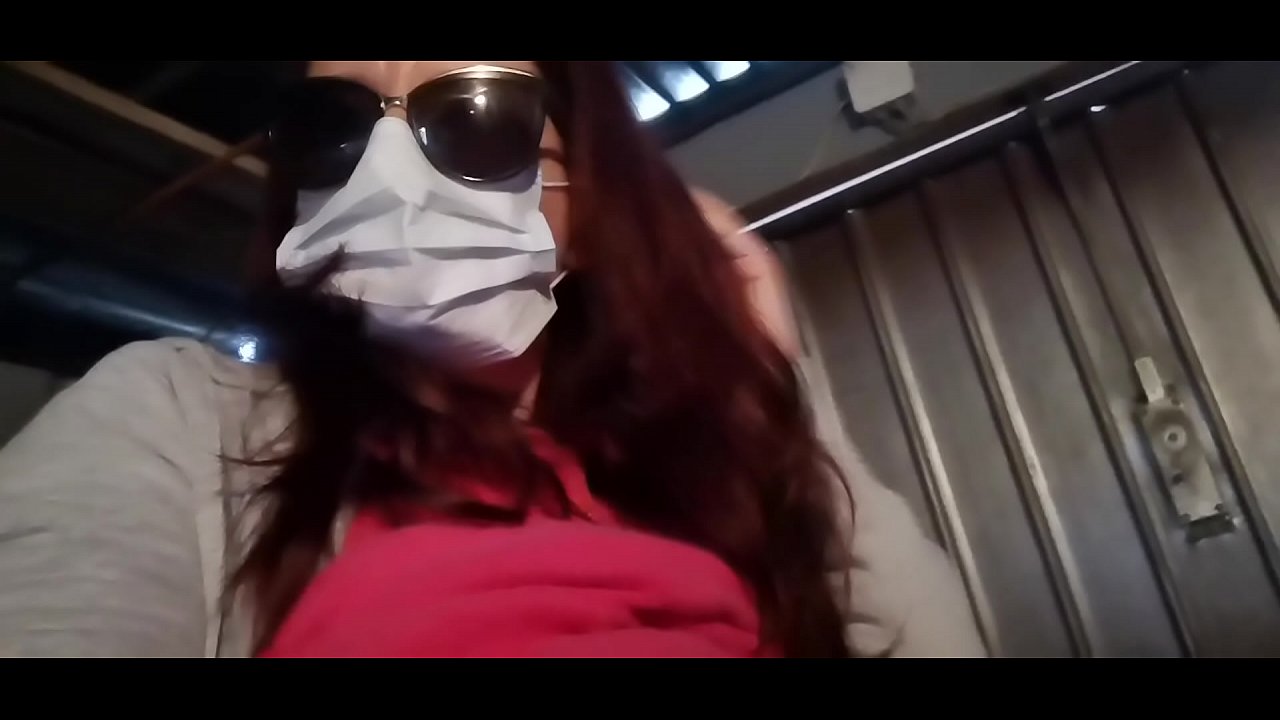 Nicoletta se maščuje svojemu sosedu in mu urinira v garažo (Posebna italijanska karantena Covid19)
