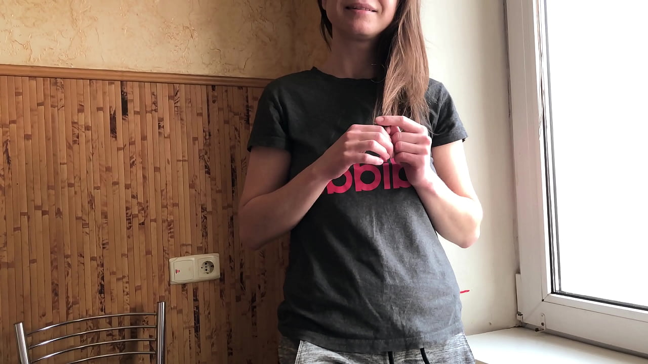 Brat pomaga svakinji, da se sprosti pred prvim zmenkom. Ruski amater s pogovorom