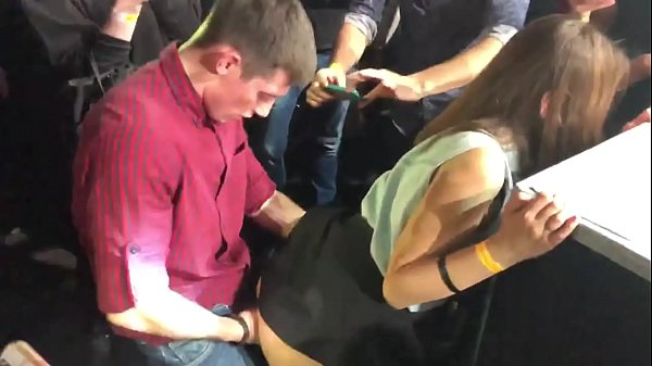 Pravi seks v ruskem nočnem klubu. 18-letno rusko dekle v anusu in vagini zajebano v nočnem klubu